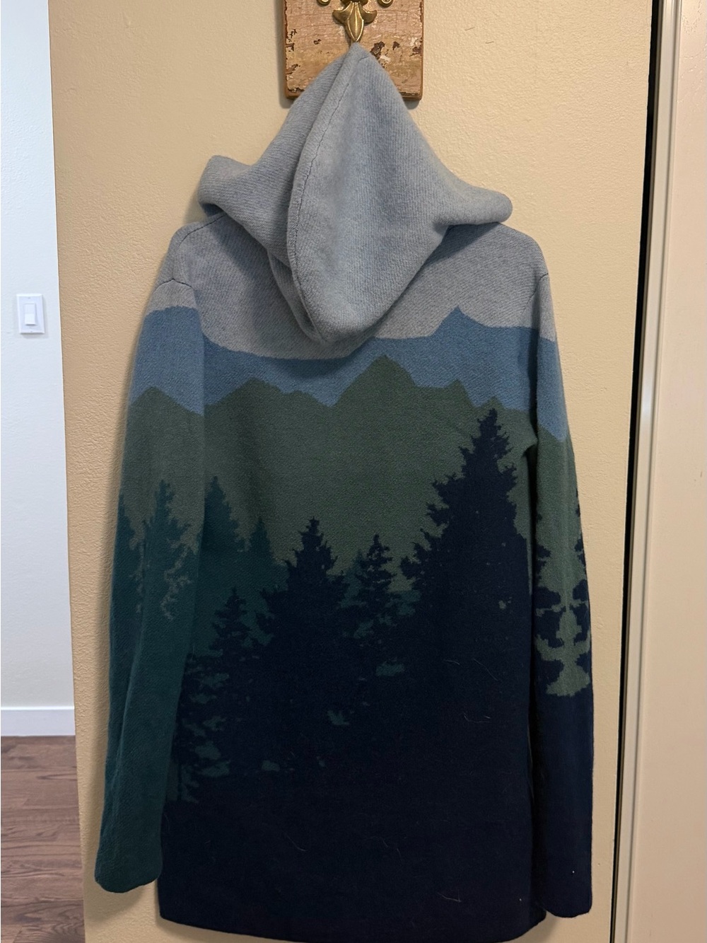 Merino Heartfelt Hoodie - Atlantic Treeline Scenic - Picture 2 of 4